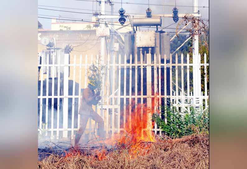 ஈரோட்டில் பரபரப்பு, டிரான்ஸ்பார்மர் அருகில் பற்றி எரிந்த தீ - வீடுகளில் இருந்து வெளியேறிய பொதுமக்கள்