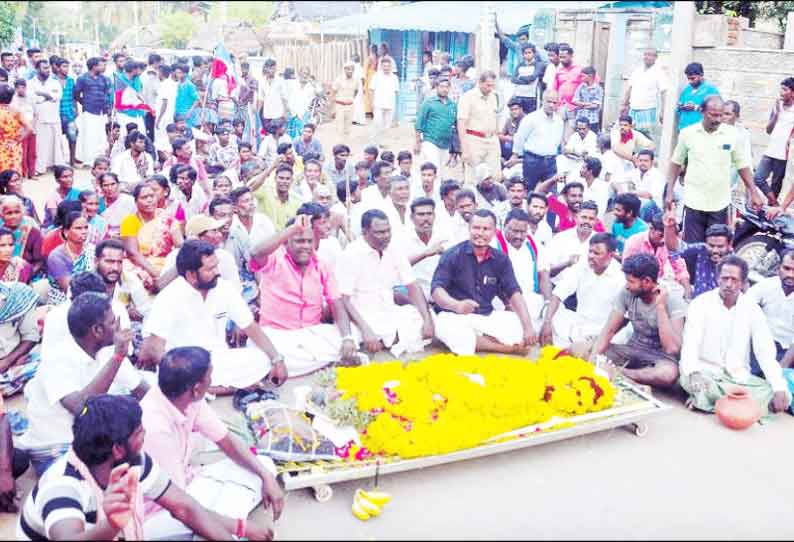 தனி சுடுகாடு அமைத்து தரக்கோரி இறந்தவரின் உடலை சாலையில் வைத்து மறியல் நாகை அருகே நடந்தது