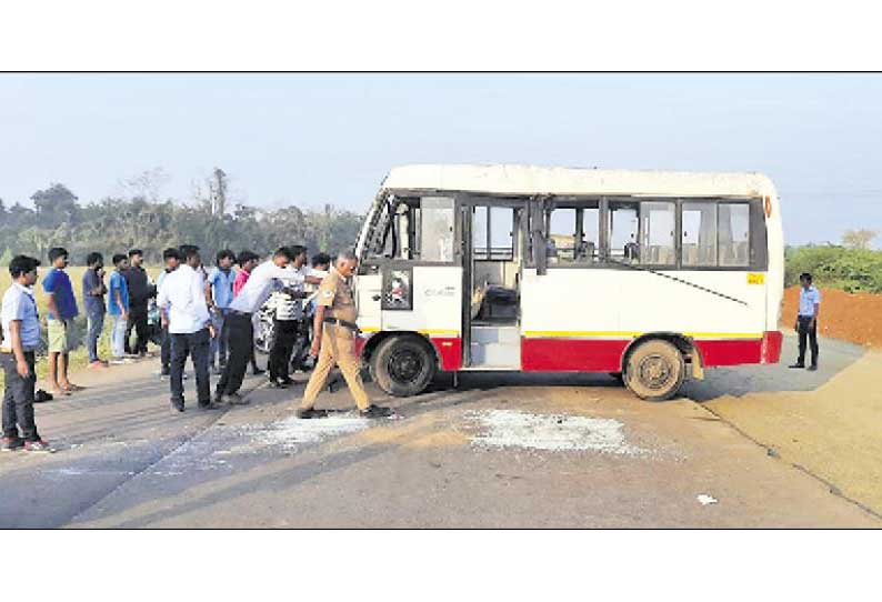 தறிகெட்டு ஓடிய வேன் கவிழ்ந்து ஊழியர் பலி   5 பேர் படுகாயம்