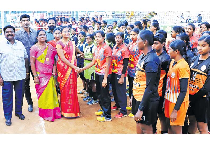 பெண்கள் கைப்பந்து: தொடக்க ஆட்டத்தில் பிரசிடென்சி அகாடமி வெற்றி
