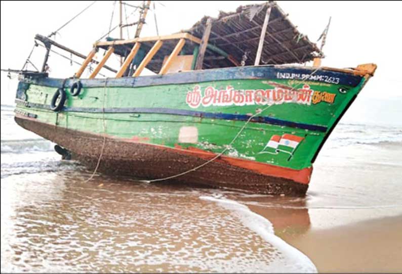 படகு பழுதானதால் நடுக்கடலில் மீனவர்கள் தத்தளிப்பு