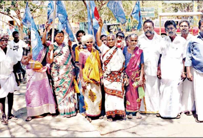 விளை நிலத்தில் சோலார் பேனல் அமைக்க எதிர்ப்பு - கருப்பு பேட்ஜ் அணிந்தபடி கிராம மக்கள் மனு