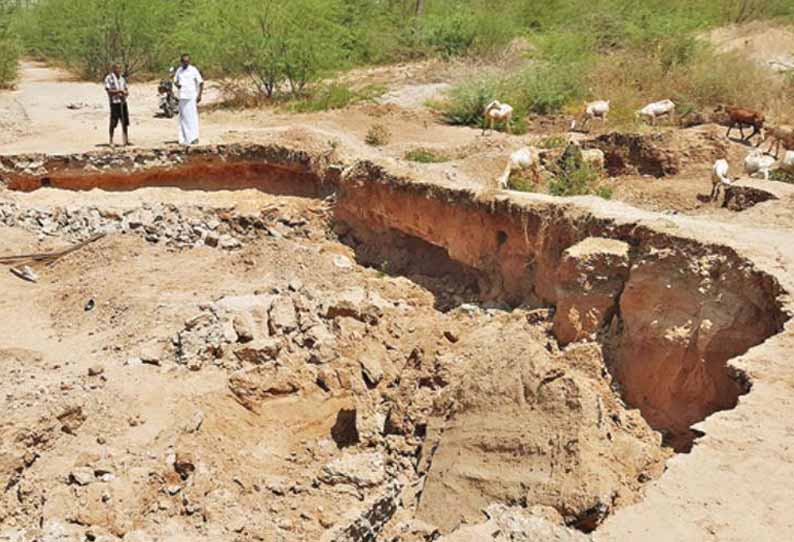 தரைப்பாலத்தை தோண்டி மணல் அள்ளியதால் குடகனாறு அணைக்கு செல்லும் பாதை துண்டிப்பு