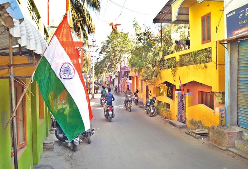 குடியுரிமை திருத்த சட்டத்தை வாபஸ்பெறக்கோரி கோவை வீடுகளில் தேசியக்கொடி ஏற்றப்பட்டு இருந்த காட்சி.