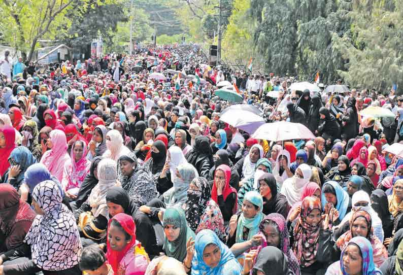 குடியுரிமை திருத்த சட்டத்தை கண்டித்து நெல்லை கலெக்டர் அலுவலகத்தை முஸ்லிம்கள் முற்றுகையிட்டு போராட்டம்