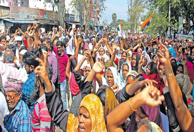 தென்காசியில் முஸ்லிம் அமைப்பினர் கண்டன ஆர்ப்பாட்டம் பெண்கள், குழந்தைகள் உள்பட ஏராளமானோர் பங்கேற்பு