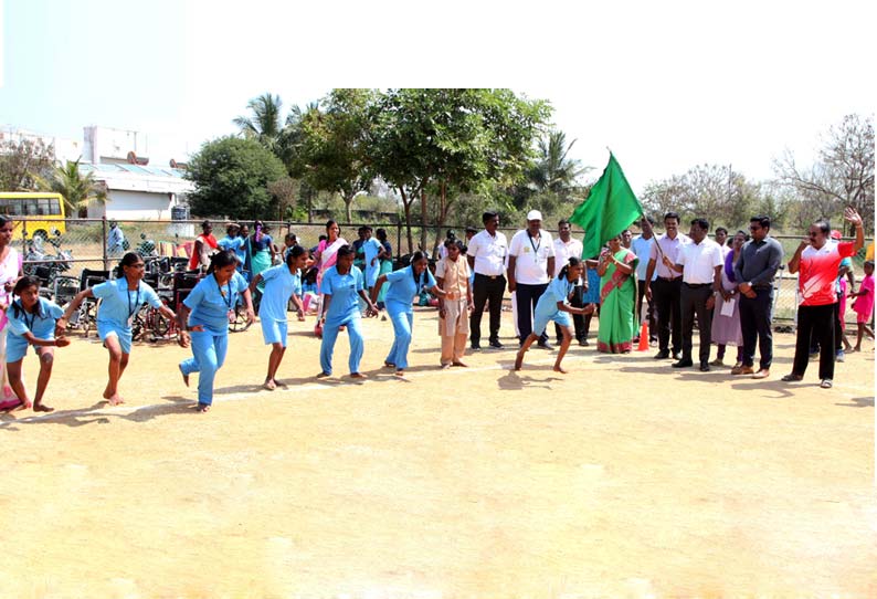 மாற்று திறனாளிகளுக்கான விளையாட்டு போட்டிகள்; கலெக்டர் தொடங்கி வைத்தார்