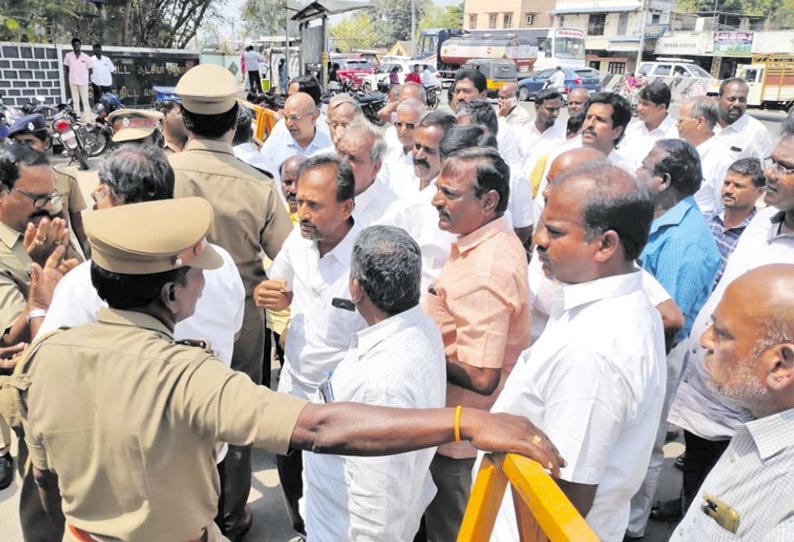 சூளைகளில் அதிகாரிகள் ஆய்வை கண்டித்து   கலெக்டர் அலுவலகத்தை முற்றுகையிட்ட செங்கல் உற்பத்தியாளர்கள்