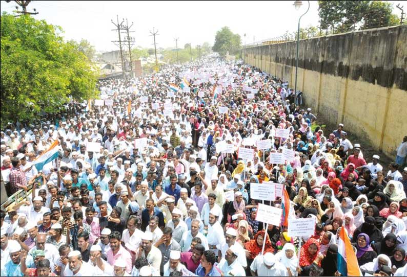 குடியுரிமை திருத்த சட்டத்திற்கு எதிராக தீர்மானம் நிறைவேற்றக்கோரி முஸ்லிம்கள் ஊர்வலம்-ஆர்ப்பாட்டம்