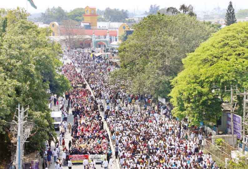 குடியுரிமை திருத்த சட்டத்துக்கு எதிராக கோவையில் முஸ்லிம்கள் பேரணி- கலெக்டர் அலுவலகம் முற்றுகை - கடைகள் அடைக்கப்பட்டதால் பரபரப்பு