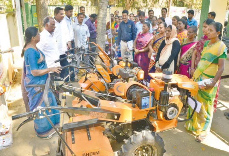 வேளாண் எந்திரங்கள் குறித்து பொறியியல் துறை உதவி செயற்பொறியாளர் ரேணுகாதேவி விளக்கியபோது எடுத்தபடம்