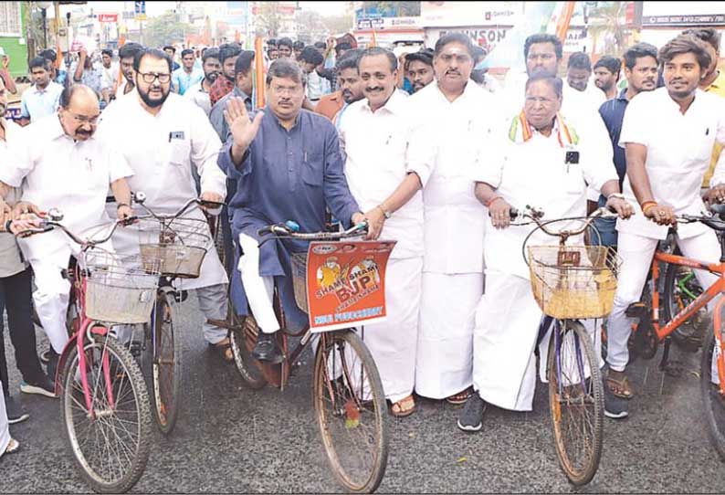 கியாஸ் விலை உயர்வினை கண்டித்து மாணவர் காங்கிரசார் மாட்டுவண்டி-சைக்கிள் ஊர்வலம்