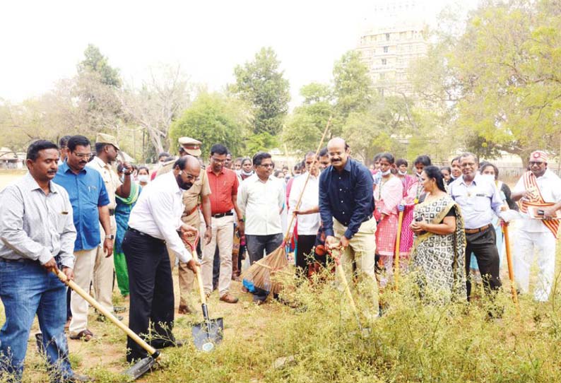 வேலூர் கோட்டை வளாகத்தை சுத்தம் செய்யும் பணி; கலெக்டர் தொடங்கி வைத்தார்