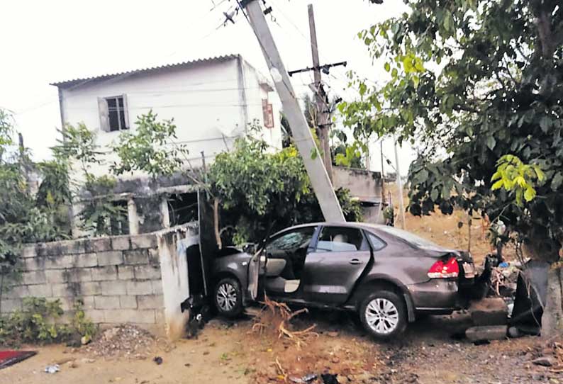 மாமல்லபுரம் கிழக்கு கடற்கரை சாலையில்  கட்டுப்பாட்டை இழந்து வீட்டுக்குள் புகுந்த கார் 7 பேர் காயமின்றி உயிர் தப்பினார்கள்