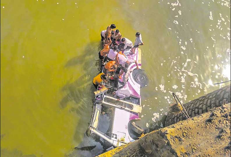 ராஜஸ்தானில் திருமண கோஷ்டியினர் சென்ற பஸ் ஆற்றில் கவிழ்ந்து 24 பேர் பலி