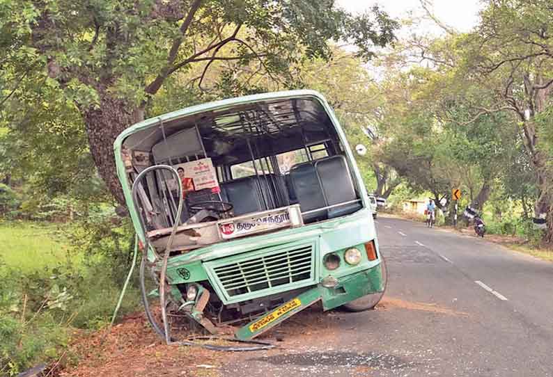 திருச்செந்தூர் அருகே அரசு பஸ் விபத்து; டிரைவர் உள்பட 2 பேர் காயம்