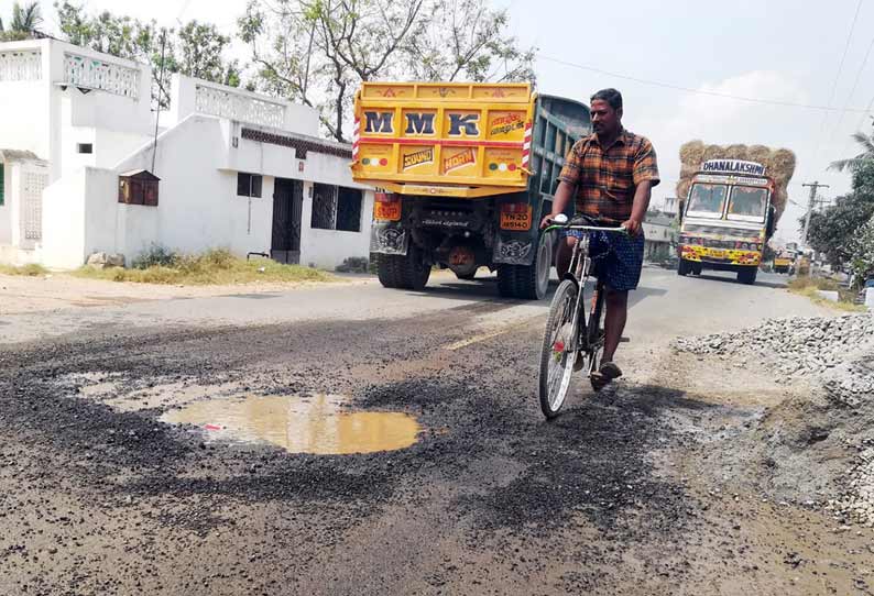 சாலையில் வீணாக செல்லும் குடிநீர்