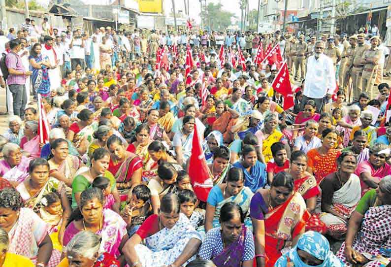 மீண்டும் வேலை வழங்க வலியுறுத்தி   தொழிலாளர்கள் குடும்பத்துடன் சாலை மறியல்   போக்குவரத்து பாதிப்பு