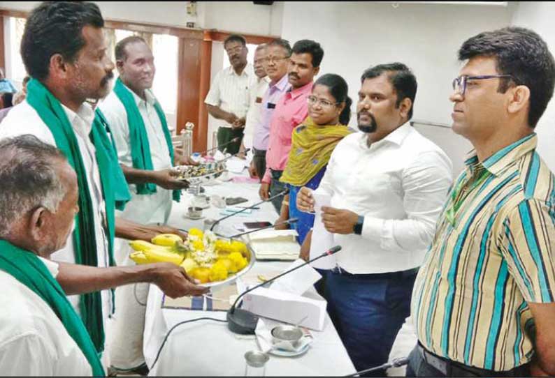 பாதுகாக்கப்பட்ட வேளாண் மண்டலமாக அறிவிப்பு: குறைதீர்க்கும் கூட்டத்தில் கலெக்டருக்கு இனிப்பு வழங்கிய விவசாயிகள்