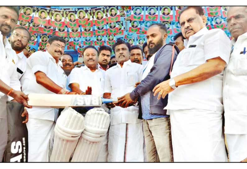 கொடைக்கானல் நகர அ.தி.மு.க. சார்பில் நலத்திட்ட உதவிகள் அமைச்சர் திண்டுக்கல் சீனிவாசன் வழங்கினார்