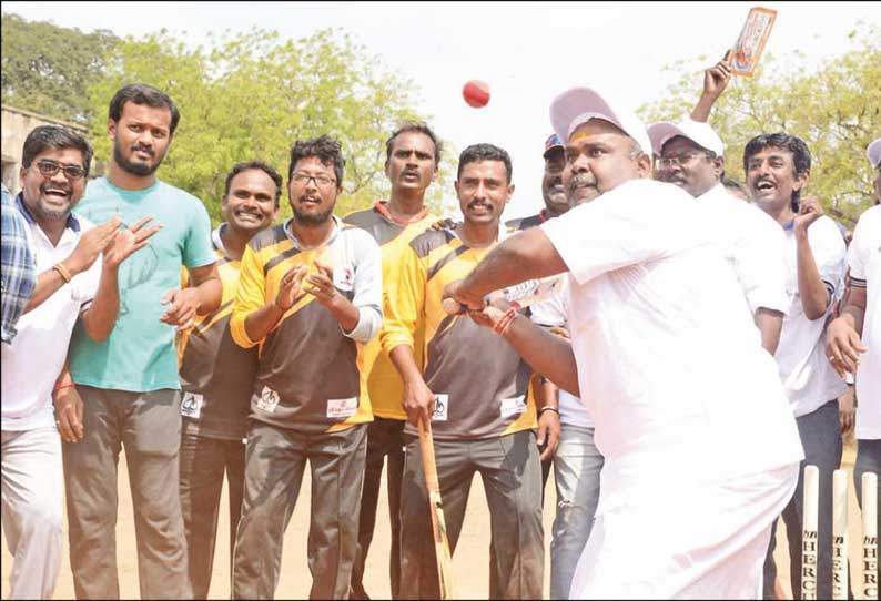 மதுரைக்கு இன்று வருகை தரும் எடப்பாடி பழனிசாமிக்கு உற்சாக வரவேற்பு அமைச்சர்கள் செல்லூர் ராஜூ, ஆர்.பி. உதயகுமார், ராஜன் செல்லப்பா எம்.எல்.ஏ. ஏற்பாடு