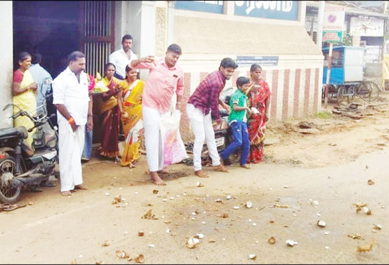 குடியுரிமை திருத்த சட்டத்துக்கு ஆதரவாக அய்யனார் கோவிலில் தேங்காய் உடைத்து நூதன போராட்டம்