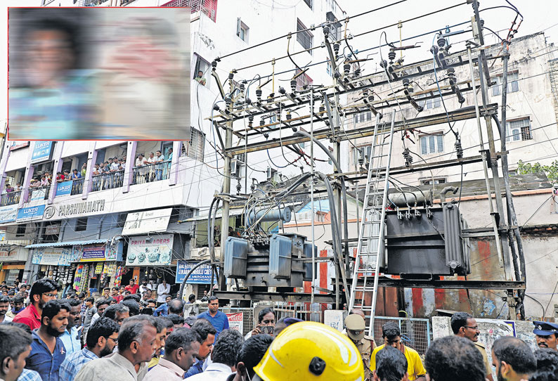 ‘டிரான்ஸ்பார்மரில்’ பழுது பார்க்கும் பணி: மின்சாரம் தாக்கி 2 ஊழியர்கள் பலி - புத்தாண்டு தினத்தில் சோகம்