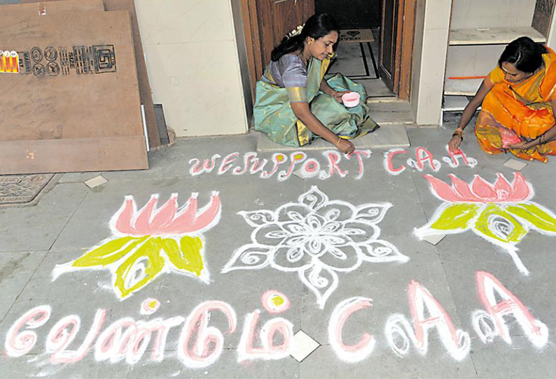 குடியுரிமை திருத்த சட்டத்தை வரவேற்று பா.ஜ.க. மகளிரணியினர் வீடுகளில் ஆதரவு கோலம்