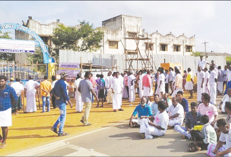 வாக்கு எண்ணும் மையத்தில் வாக்குப்பெட்டிகள் இருந்த அறையை திறக்க காலதாமதம் வேட்பாளர்கள் சாலை மறியல்