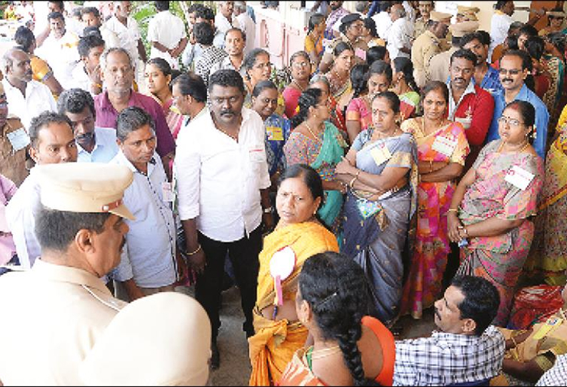 சேலம் ஒன்றியத்தில் காலை உணவு வழங்க தாமதம்: வாக்கு எண்ணும் பணியை புறக்கணித்து ஊழியர்கள் போராட்டம்