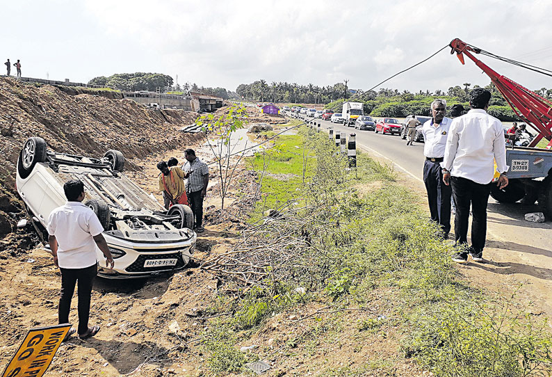 கேளம்பாக்கத்தை அடுத்த படூர்: கார் கவிழ்ந்து விபத்து