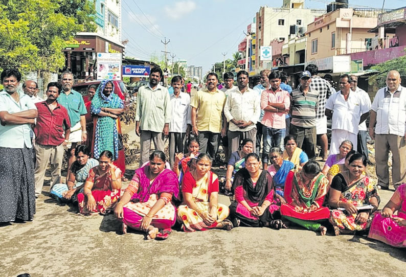 கேளம்பாக்கம் அருகே மழைநீர் வீடுகளுக்குள் புகுந்ததால் பொதுமக்கள் சாலை மறியல் - போக்குவரத்து பாதிப்பு