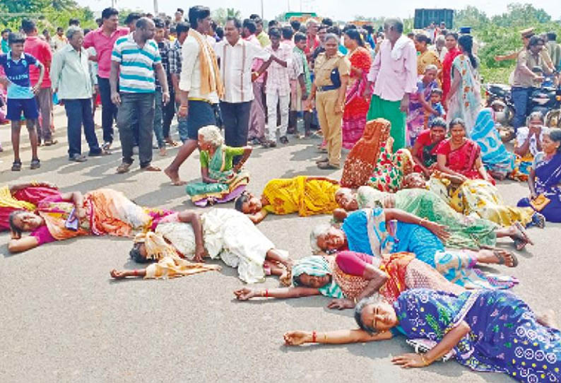 ஊராட்சி தலைவர் பதவிக்கு போட்டி, 4 ஓட்டு வித்தியாசத்தில் தோல்வி: கிராம மக்களுடன் வேட்பாளர் சாலை மறியல்