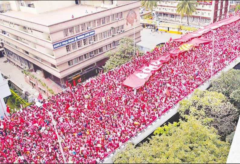 சம்பள உயர்வு உள்ளிட்ட கோரிக்கைகளை வலியுறுத்தி ‘ஆஷா’ திட்ட ஊழியர்கள் பிரமாண்ட பேரணி - பெங்களூருவில் போக்குவரத்து நெரிசல்