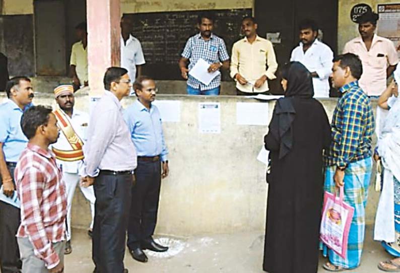 வாக்காளர் பட்டியலில் பெயர் சேர்க்க சிறப்பு முகாம்: திண்டிவனம், விக்கிரவாண்டியில் தேர்தல் பார்வையாளர் ஆய்வு