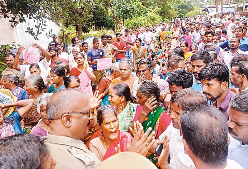 குமளங்குளம், ஊராட்சி மன்ற தலைவரை தடுத்து நிறுத்தி கிராம மக்கள் போராட்டம் - பதவி ஏற்பு விழா ஒத்திவைப்பு