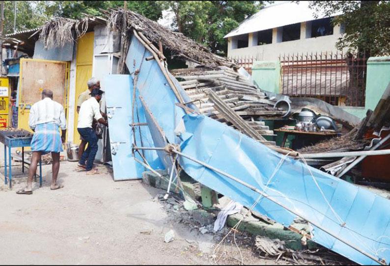 ஆக்கிரமிப்பில் இருந்த ஓட்டல் இடிப்பு நகராட்சி அதிகாரிகளுடன் தி.மு.க.வினர் வாக்குவாதத்தில் ஈடுபட்டதால் பரபரப்பு