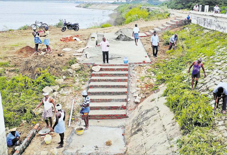 பூண்டி ஏரி இணைப்பு கால்வாய் பகுதியில் சாய்வு தளம் அமைக்கும் பணிகள் தீவிரம்