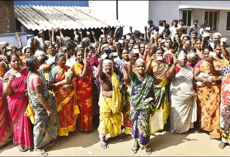 பொங்கல் பரிசு தொகுப்பு வழங்காததால் ரே‌‌ஷன் கடையை முற்றுகையிட்டு பெண்கள் போராட்டம்