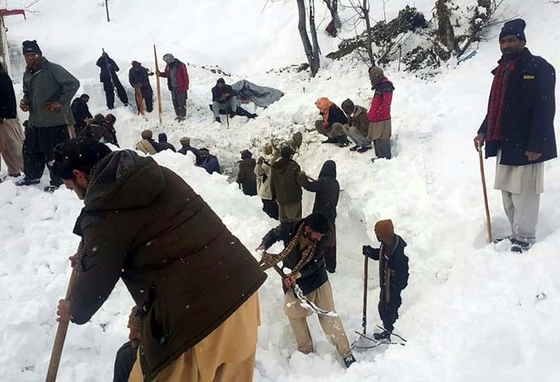 பாகிஸ்தானில் கடும் பனிப்பொழிவு - பலி எண்ணிக்கை 111 ஆக உயர்வு 202001152251553833_Heavy-snowfall-in-Pakistan--Death-toll-rises-to-111_SECVPF
