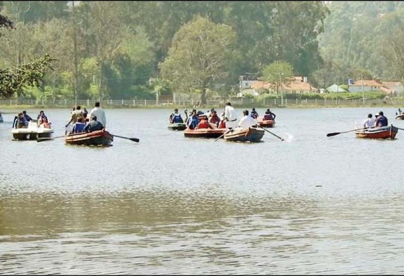 பொங்கல் பண்டிகையையொட்டி சுற்றுலா பயணிகளுக்கு படகு போட்டி