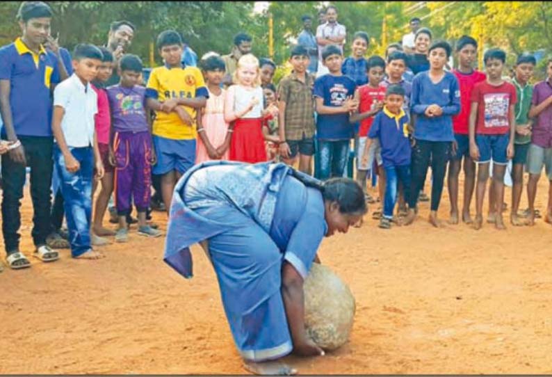 திருப்பரங்குன்றம் அருகே, இளவட்டக்கல் போட்டியில் அசத்திய பெண்