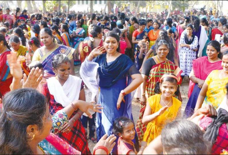 ஈரோட்டில் காணும் பொங்கல் விழா: வ.உ.சி. பூங்காவில் ஆயிரக்கணக்கான பெண்கள் குவிந்தனர்