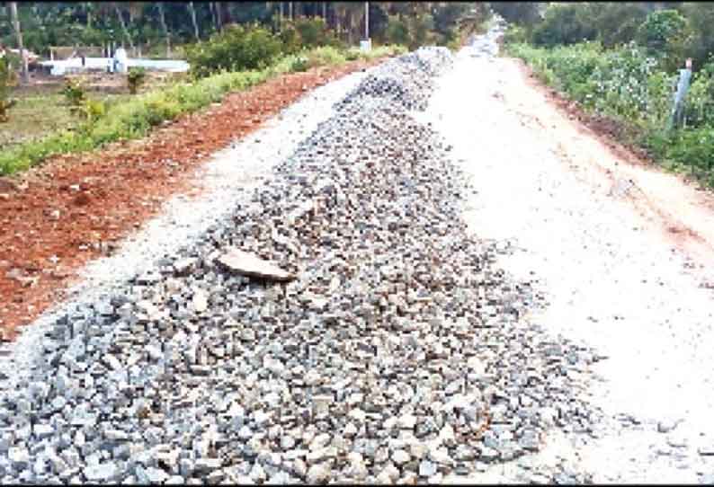 அம்மாபட்டி-தளி சாலை பணிகளை விரைந்து முடிக்க வேண்டும் - பொதுமக்கள் கோரிக்கை