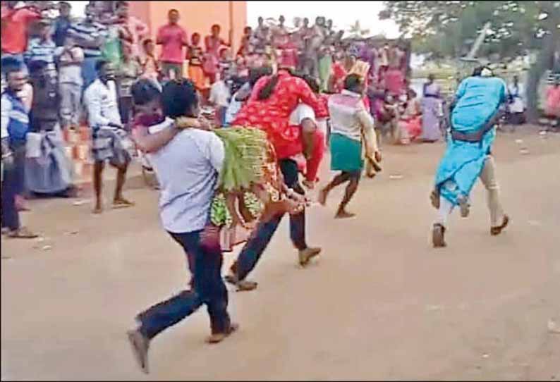 சுரண்டை அருகே, மனைவியை கணவன் முதுகில் சுமந்து ஓடும் போட்டி - பொங்கல் விளையாட்டு விழாவில் ருசிகரம்