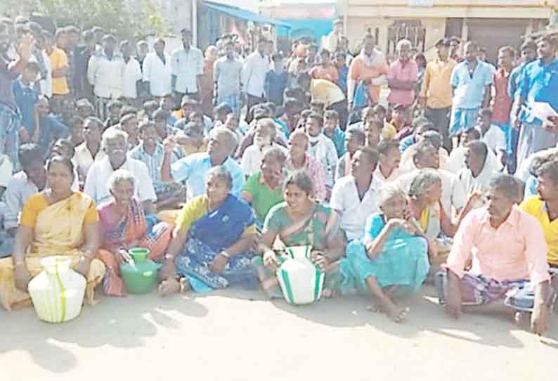 கள்ளக்குறிச்சி அருகே குடிநீர் கேட்டு காலிக்குடங்களுடன் பொதுமக்கள் சாலை மறியல்