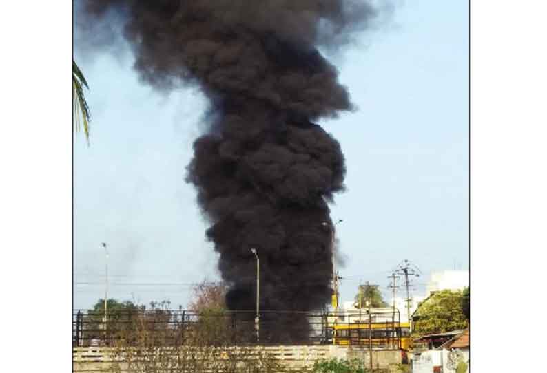 ஈரோடு மீன் மார்க்கெட் அருகே கழிவுகளில் பற்றி எரிந்த தீ கரும்புகை வெளியேறியதால் பரபரப்பு