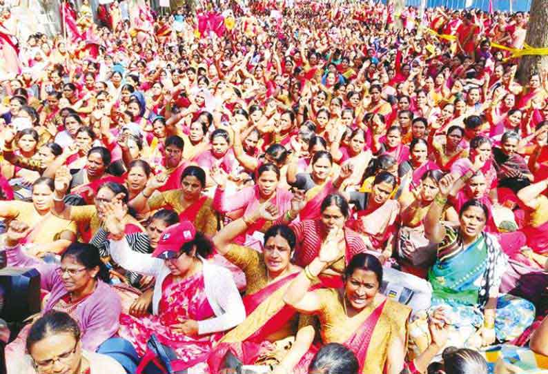 சம்பள உயர்வு கோரி  பெங்களூருவில் அங்கன்வாடி ஊழியர்கள் போராட்டம்  அதிகாரிகள் கோரிக்கையை ஏற்று வாபஸ் பெற்றனர்