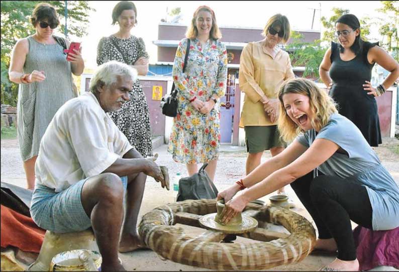 மாமல்லபுரத்துக்கு சுற்றுலா வந்தபோது மண்பானைகள் செய்ய ஆர்வம் காட்டிய வெளிநாட்டு மாணவிகள்