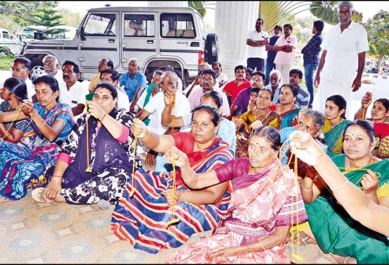 உயர்மின்கோபுரம் அமைக்கும் இடத்திற்கு அதிகபட்ச இழப்பீடு கேட்டு, தாலியை கலெக்டரிடம் ஒப்படைக்க வந்த பெண்கள்